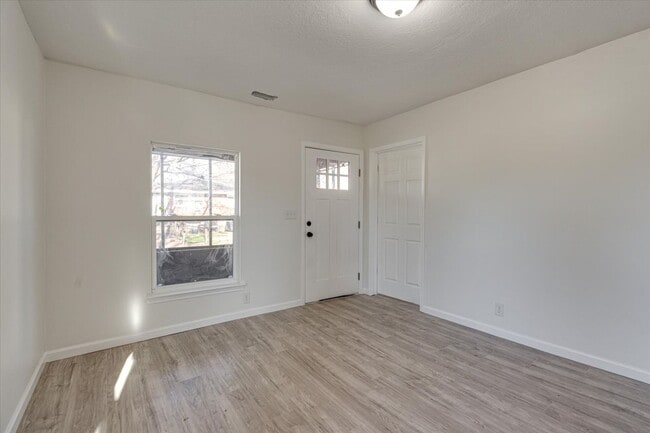 Building Photo - 3BR / 1BA Home for Rent $1750/month — Comfortable Living in Chattanooga