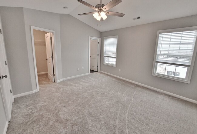 Building Photo - 3 Bed / 2-1/2 Bath  Single Family Town Home w/Attached1 Car Garage