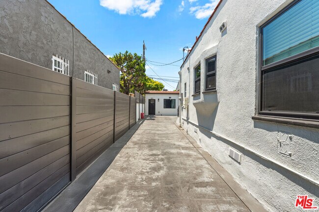 Building Photo - 3871 Roxton Ave