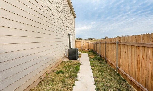 Building Photo - 466 Ferrule Dr
