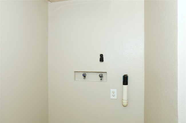 Building Photo - 123-123 W 6th St