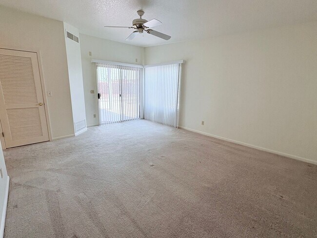 Building Photo - Spacious 2bd/2bath + Den home in gorgeous community (there's a lake!)