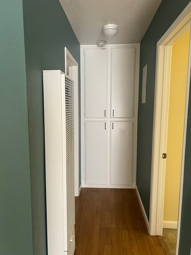 Building Photo - 232 W Tujunga Ave