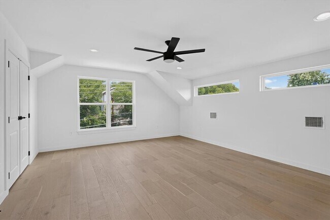 Building Photo - 5305 Ledesma Rd