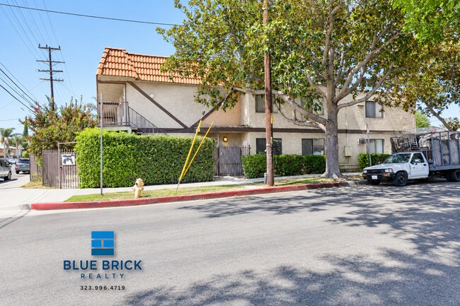 Building Photo - 14235 Vanowen St