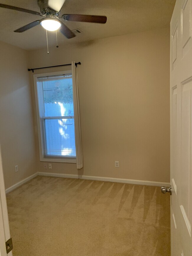 Building Photo - 3329 Fernview Dr