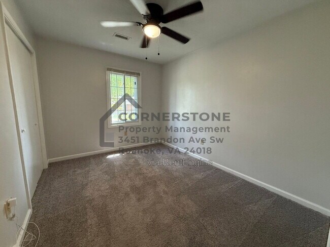 Building Photo - 1103 Lakeview Pl