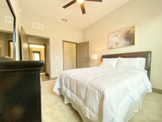 Building Photo - 13020 Tampa Oaks Blvd