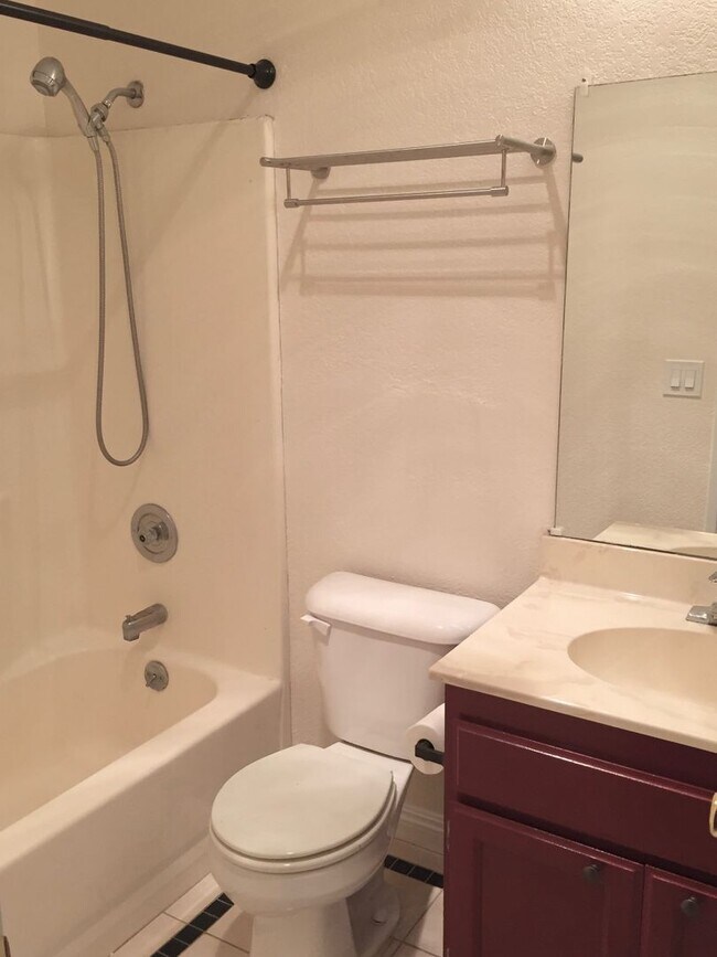 Building Photo - 2bd/2bth Condo with Private Patio, In-Unit...