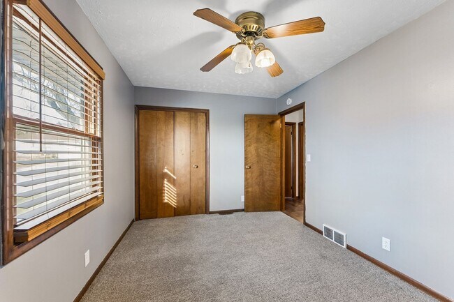 Building Photo - Sun Room!