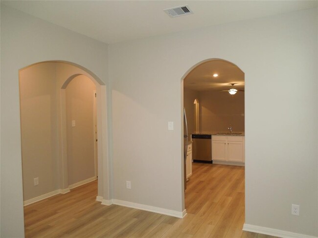 Building Photo - 10470 Sweetwater Creek Dr