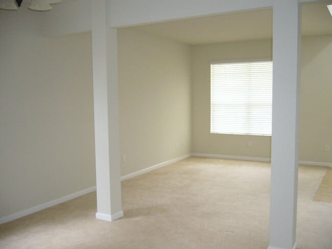 Building Photo - Beautiful 4 Bed and 3.5 bath home in Windermere