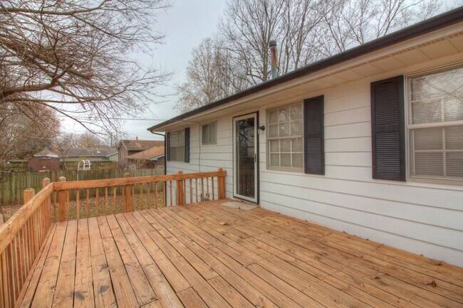 Building Photo - Charming 4 Bedroom Home!