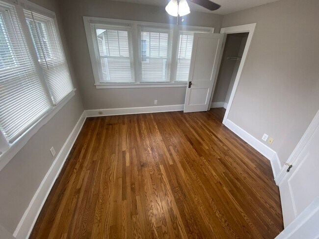 Building Photo - 4 Bedroom- Grandview