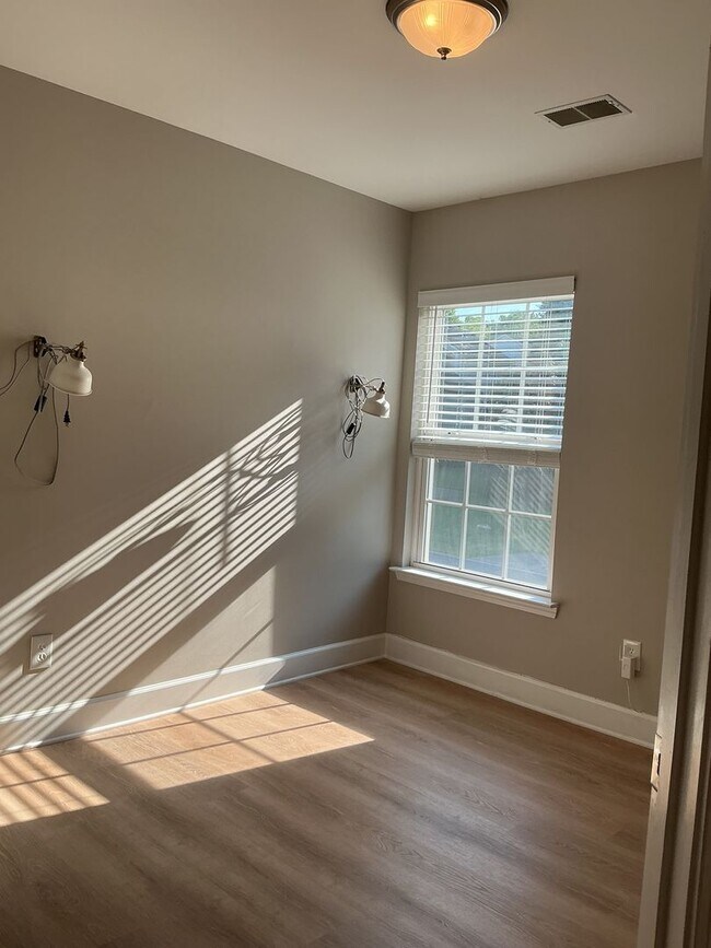 Building Photo - Beautiful 3 Bedroom, 2.5 Bath Townhouse in...