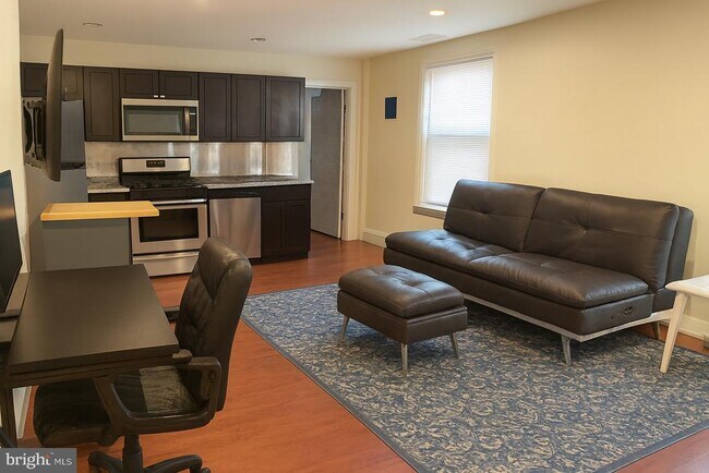 Building Photo - 2034 Chestnut St