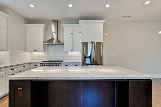 Building Photo - Modern Living in the Heart of Downtown Cam...