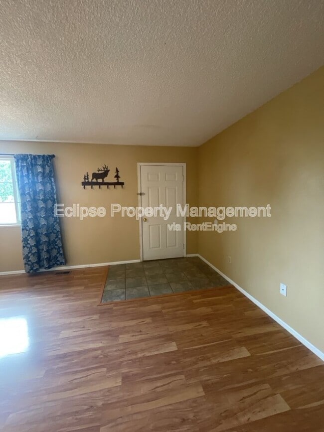 Building Photo - 626 Meadowood St