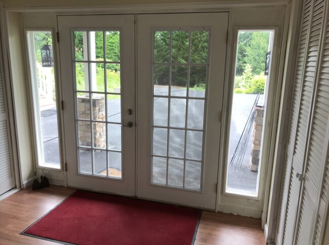 Building Photo - 99 Woodside S Ln