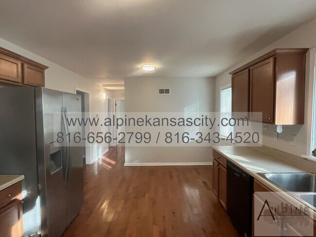 Building Photo - Spacious Gladstone Ranch!