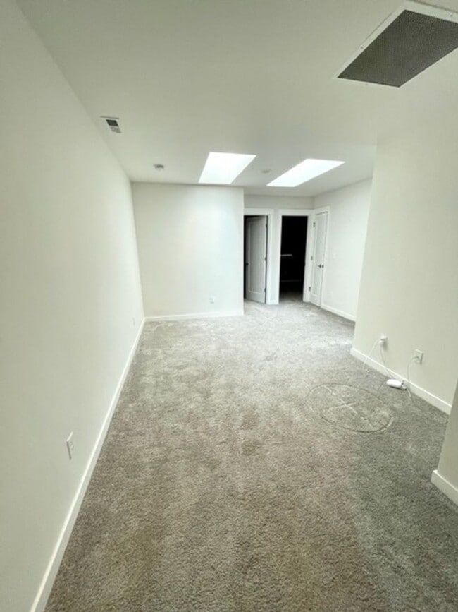 Building Photo - Like new 3 bedroom townhome in SE Bend!