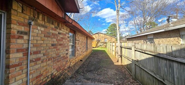 Building Photo - Available Now! 3/2 in Longview