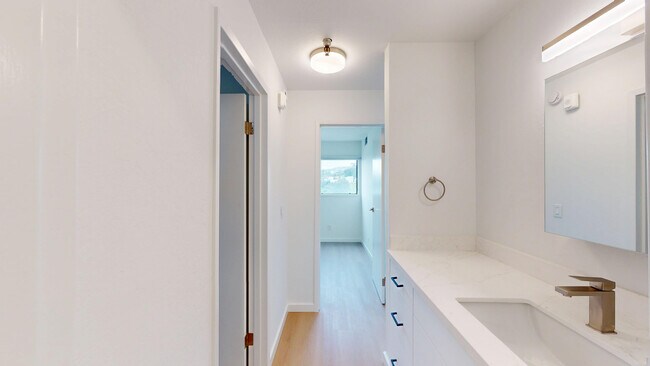 Building Photo - 2037 Castro St