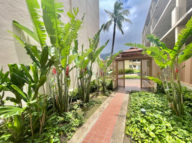 Building Photo - 555 Hahaione St