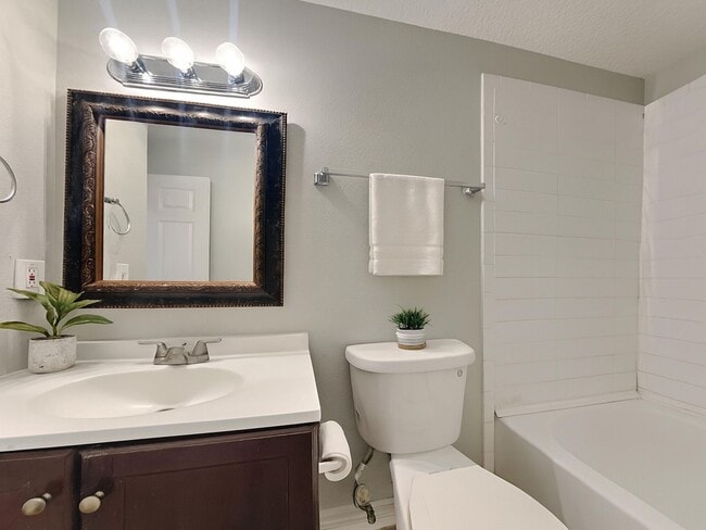 Building Photo - Updated 3BR/2BA Home in North Tampa – Mode...