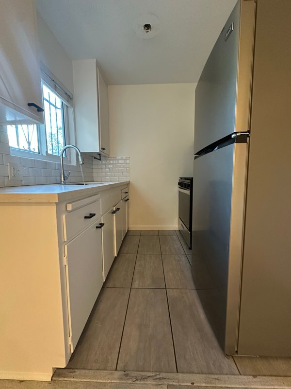 Building Photo - 7555 De Longpre Ave