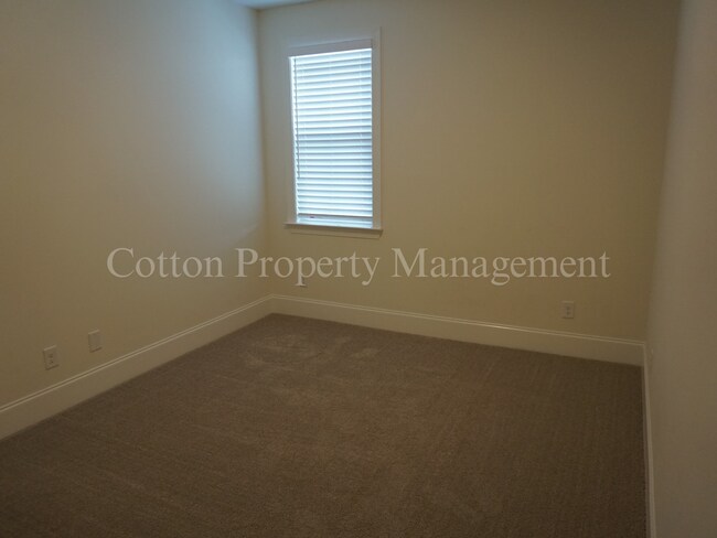 Building Photo - 33 Meon Ln