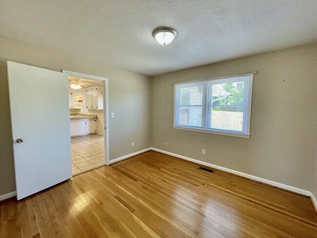 Building Photo - 4 Bed, 2 Bath Nest In Cottonade Close To Base