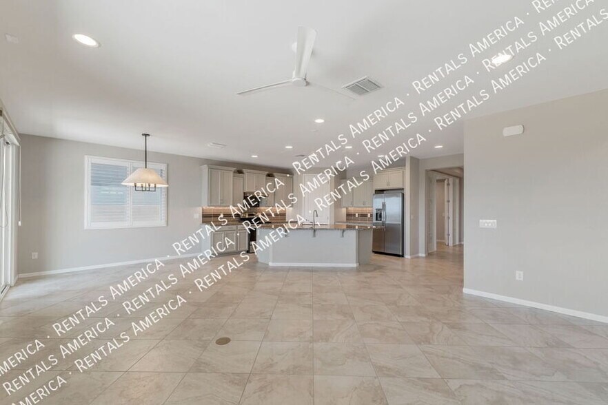 Building Photo - 7631 W Laurel Ln