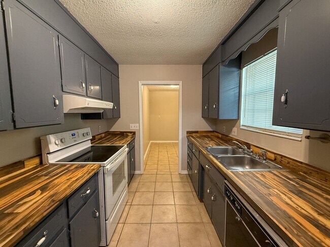 Building Photo - Well maintained 3 bedroom 2 bath home avai...