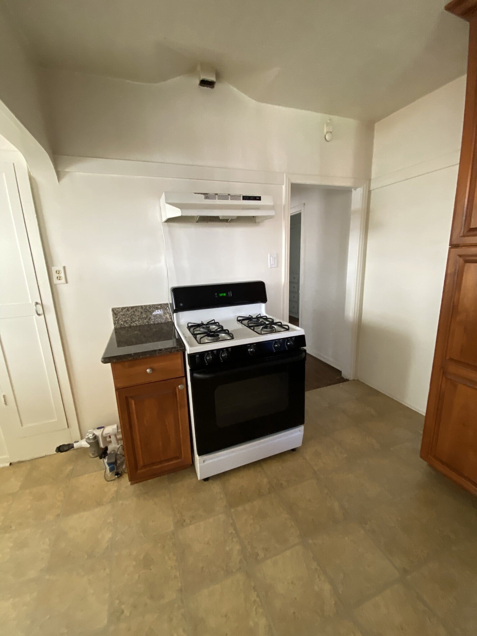 Kitchen - 815 Amapola Ave