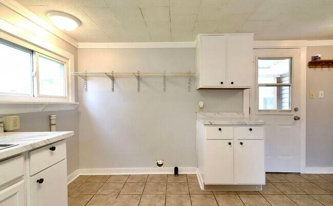 Building Photo - Charming 3-Bedroom Home with Office in How...