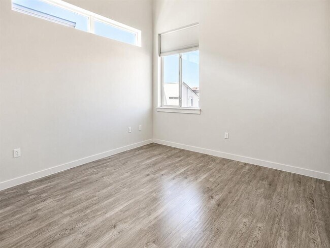 Building Photo - 801 N Bluff Dr