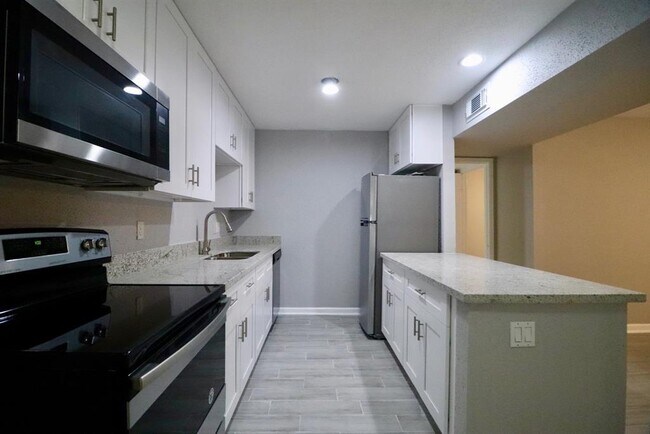 Building Photo - 5929 Queensloch Dr