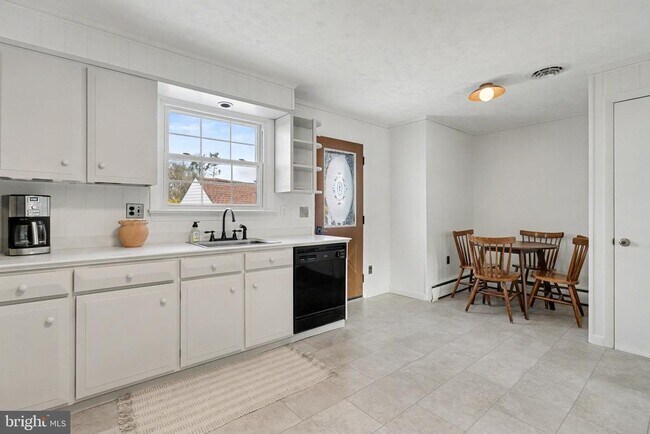 Building Photo - 8 Midland Ct