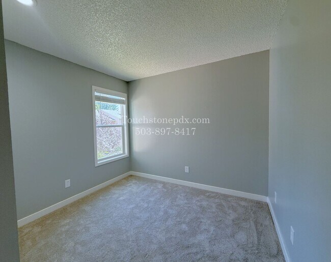 Building Photo - Bright East Portland 3 Bed Apartment Home with Two-Level Layout and Assigned Parking