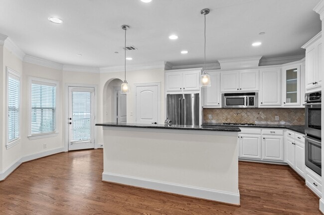 Primary Photo - Luxury Highland Park Living