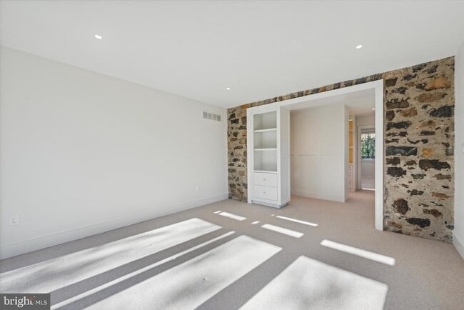 Building Photo - 767 Newtown Rd