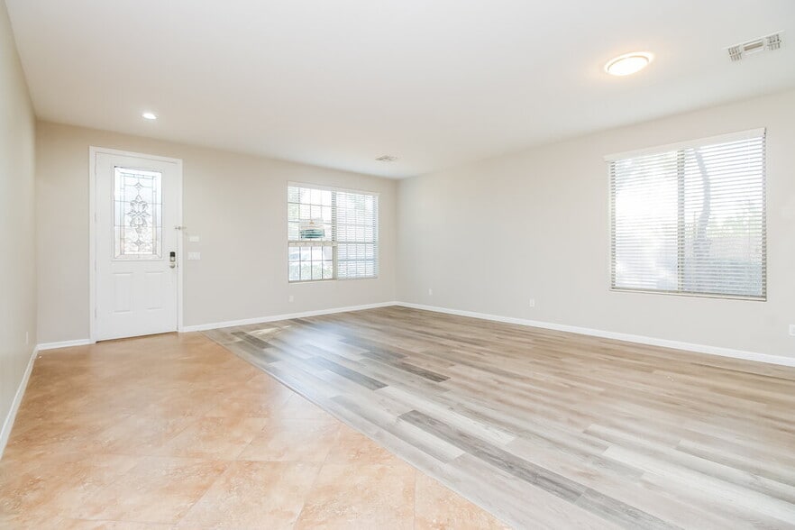 Building Photo - 5480 S Scott Pl