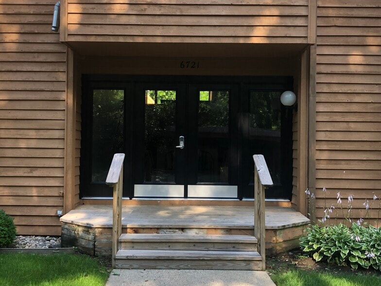 Building Photo - 6721 Boca Vista Dr NE