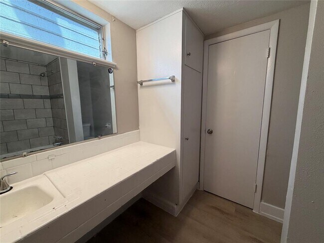 Building Photo - 3304 Red River St