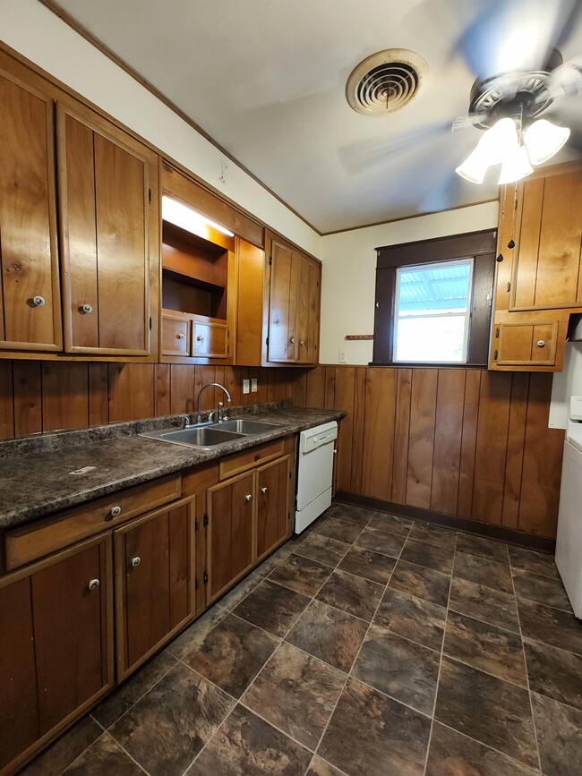 Building Photo - 1110 Johnson Ave