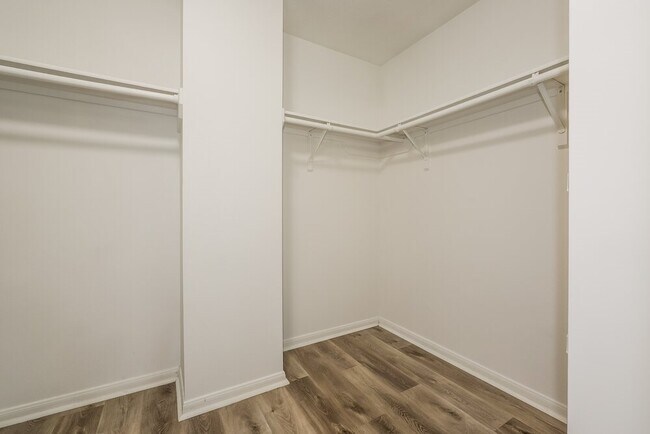 Building Photo - 18450 Hollow Oaks Cir