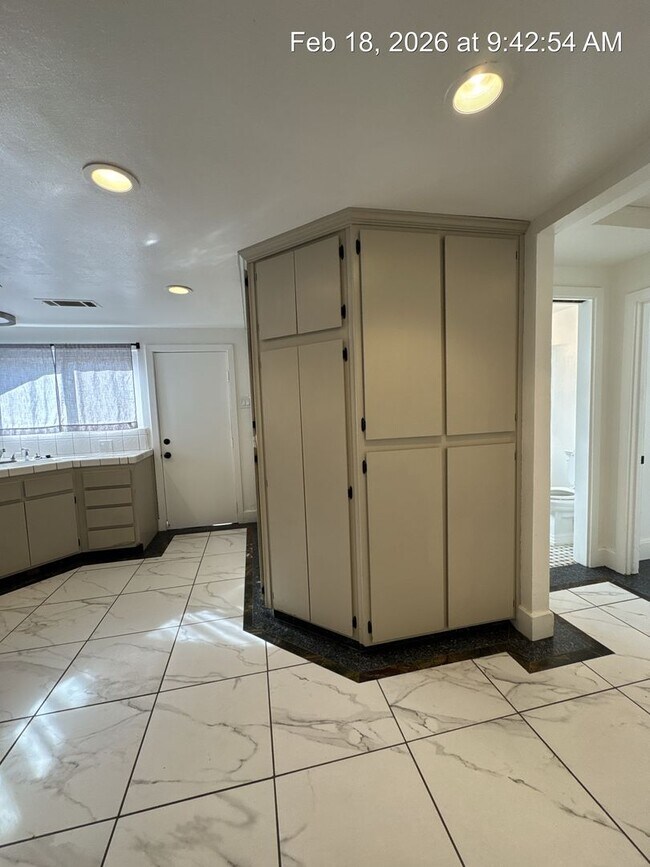 Building Photo - Woodlake Home! Available Now!