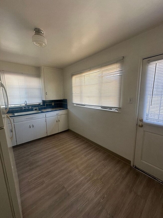 Building Photo - Charming 1-Bedroom Apartment in Short Acres –