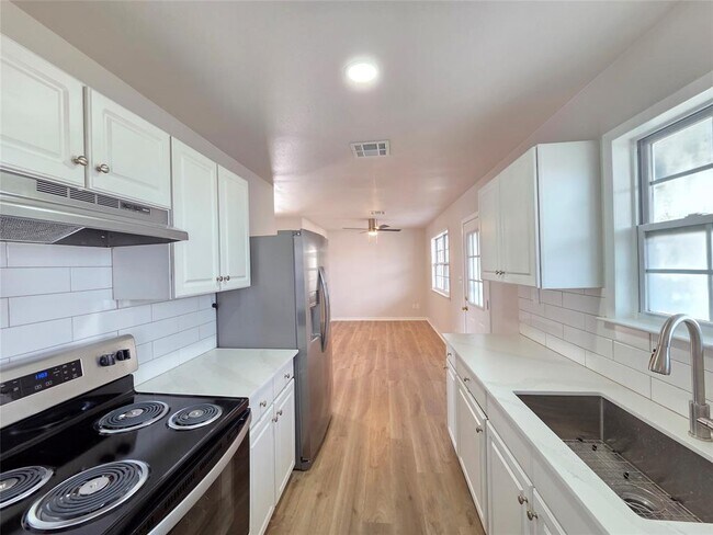 Building Photo - 411 W 4th St